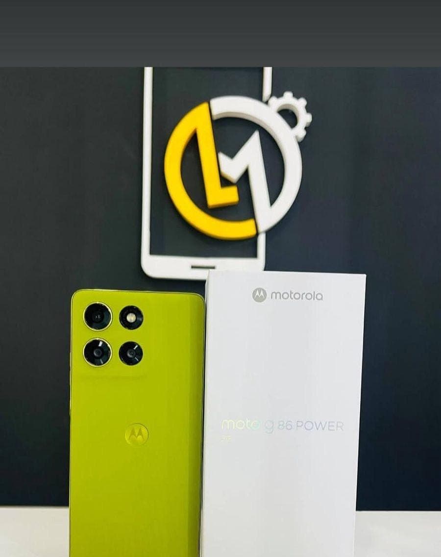 Motorola Moto G86 Power verde junto a su caja en el local de LM Tecnología