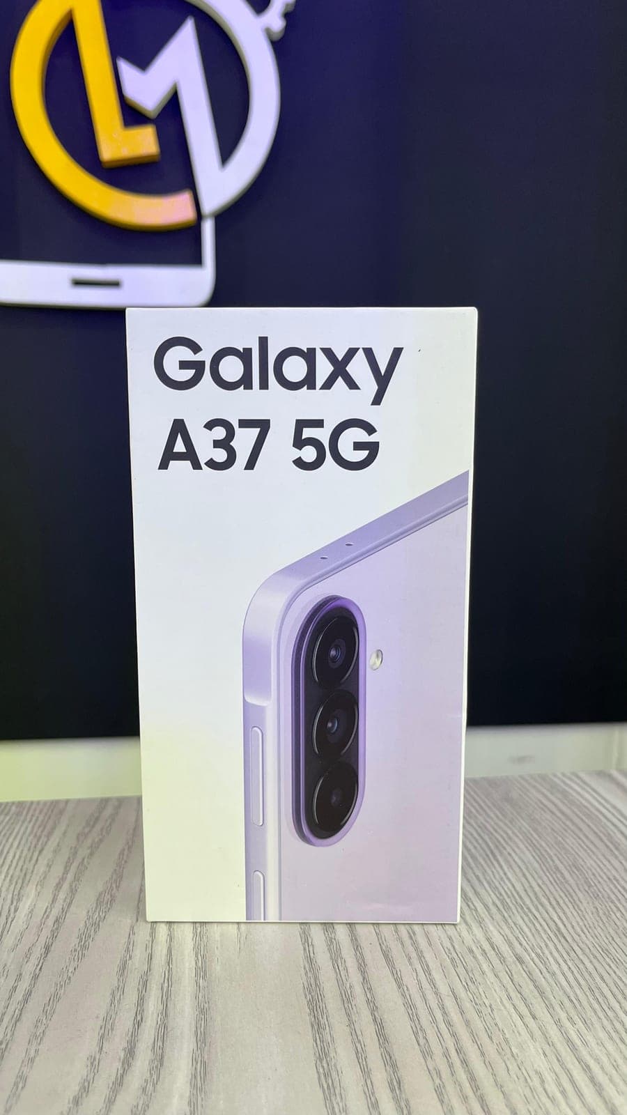 Caja del Samsung Galaxy A37 5G en el local de LM Tecnología
